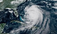 Huracán Erin baja a categoría 2 pero mantiene en alerta a la costa este