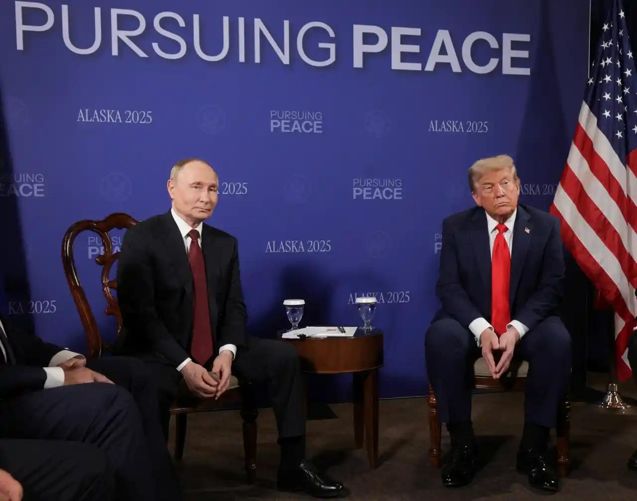 Trump y Putin inician reunión acompañados de sus delegaciones a puerta cerrada