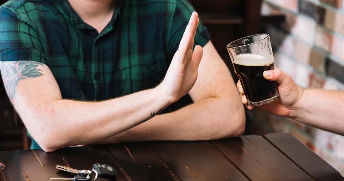 Estudio revela que los jóvenes consumen menos alcohol que antes: estas son las razones