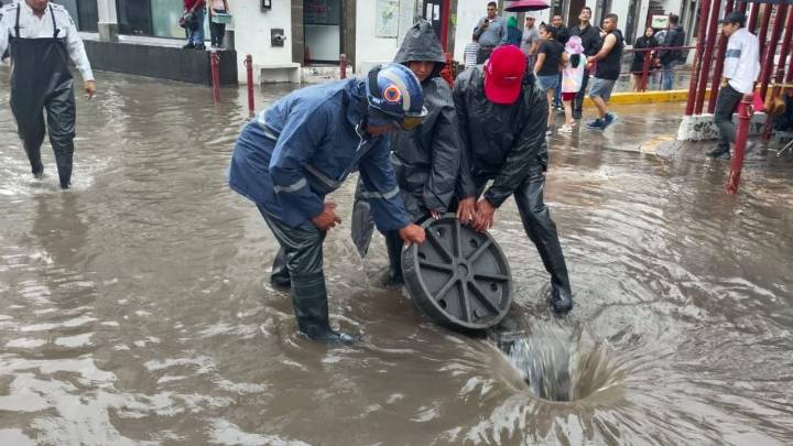 Fuertes lluvias en Edomex provocan inundaciones, cierre de vialidades y caída de espectacular