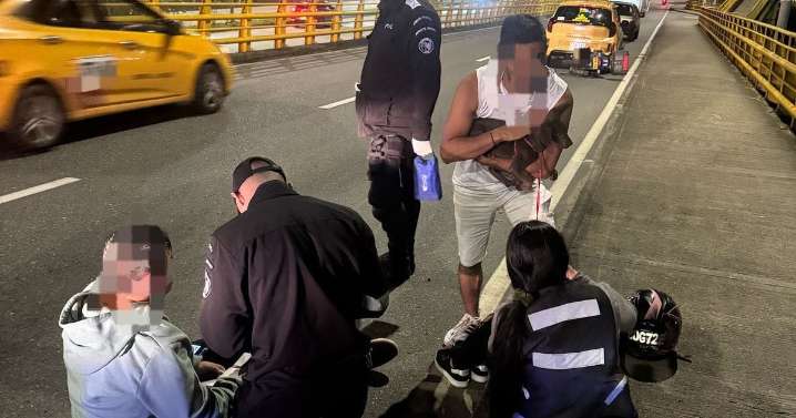 Chocaron moto y carro de servicio público en Manizales