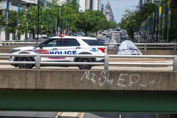 Despiden a un empleado federal por lanzar un sándwich a un agente en protesta en Washington D.C.