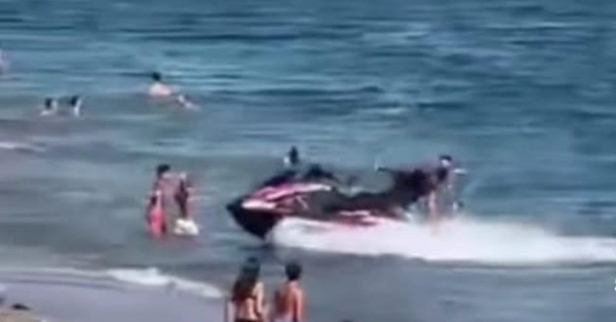 Susto en Mijas al salir una moto de agua disparada a la orilla sin conductor