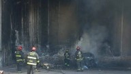 Incendio de vehículo abandonado en El Vallado, Culiacán; bomberos controlan fuego