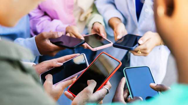 Oldham County Schools adopts new cellphone policy for students to comply with Kentucky law