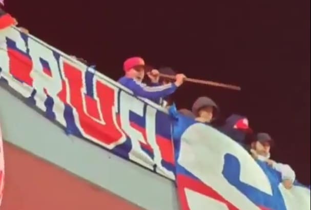 Partido suspendido momentáneamente: hinchada de la U protagoniza vergüenza internacional en Avellaneda