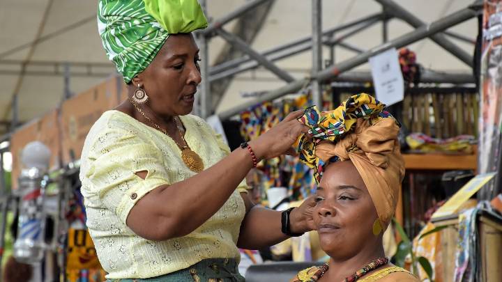 Tome nota: tutorial básico para ponerse un turbante para el Festival Petronio Álvarez 2025