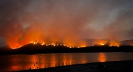 El incendio de Jarilla ha calcinado más de 6.000 hectáreas y se acerca a Plasencia