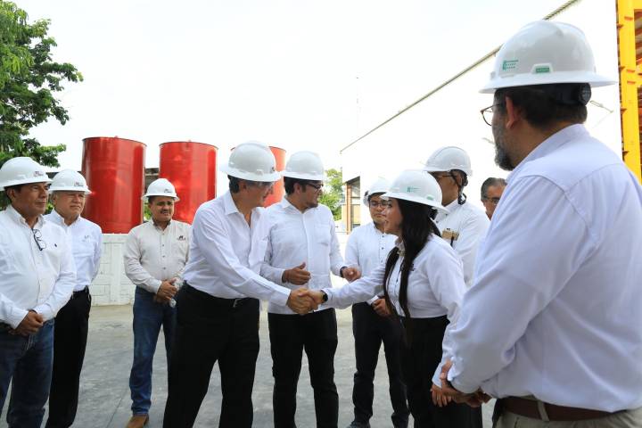 Recorre gobernador Américo Villarreal planta que transforma plásticos en combustibles en Altamira
