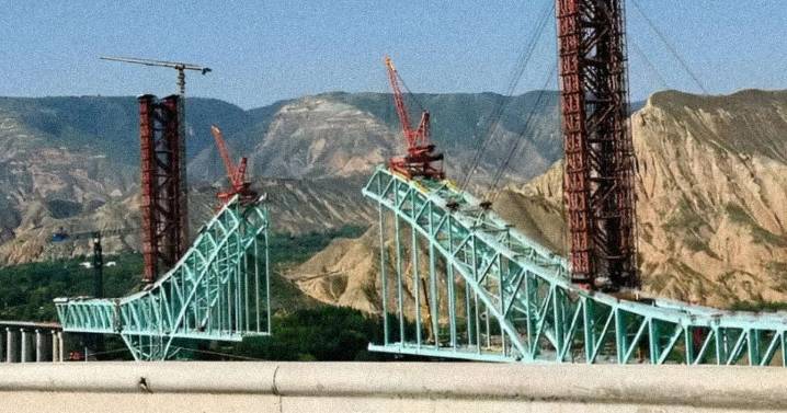 Derrumbe en puente Jianzha sobre río Amarillo deja 12 muertos