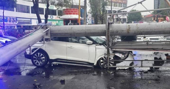 Auto termina aplastado tras la caída de un espectacular en Tlalnepantla, Edomex