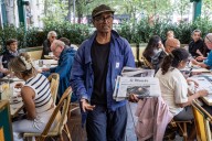El último vendedor ambulante de periódicos de París resiste tras medio siglo de oficio