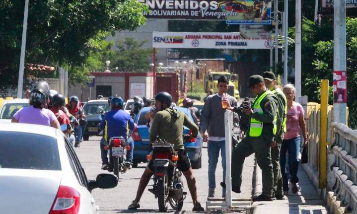Más de 100 migrantes salen a diario del país por Táchira