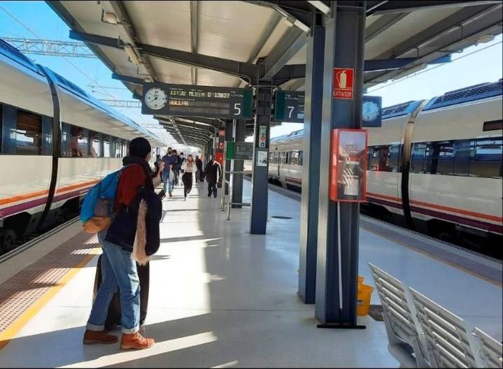 El Alvia Madrid-Huelva, entre los trenes afectados por una avería que paralizó el tráfico ferroviario en Sevilla