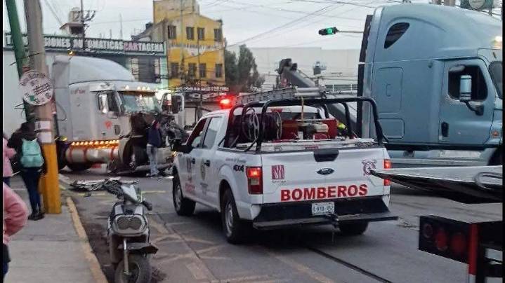 Muere motociclista al ser arrollado por un camión de carga en Tultitlán