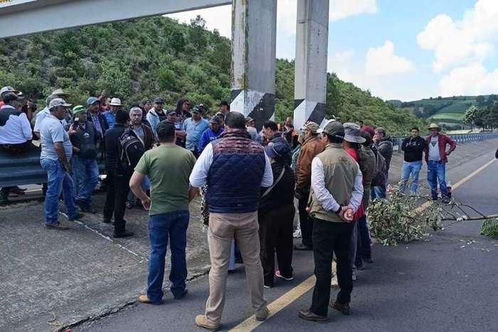 Ejidatarios bloquean autopista Tenango–Ixtapan; exigen reparación de caminos