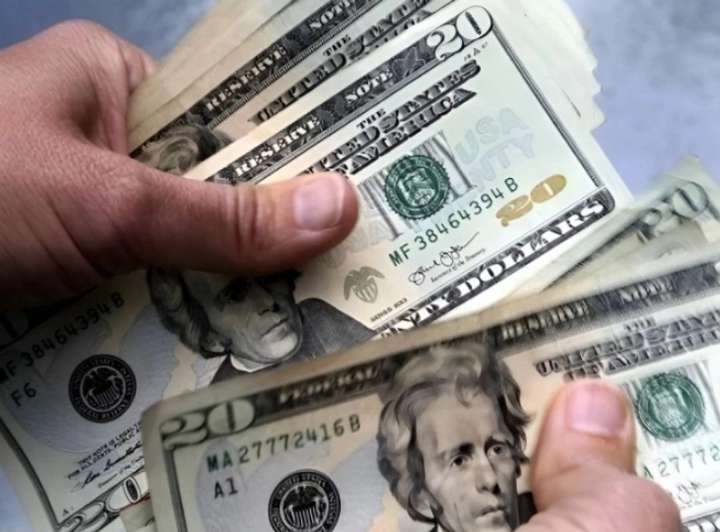 Peso mexicano se deprecia 0.42% ante fortaleza del dólar