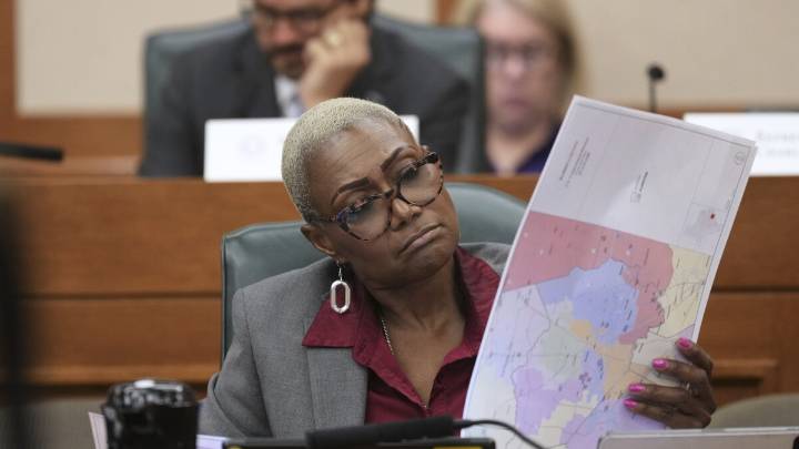 Texas Democrats block GOP redistricting plan by fleeing the state