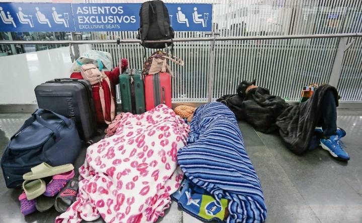 A pasajeros les reprograman vuelos para el viernes