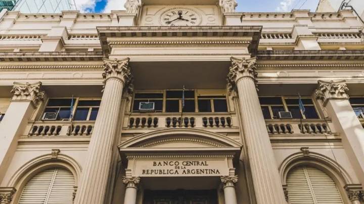 BCRA impulsa la llegada de los cheques electrónicos en dólares: así funcionan
