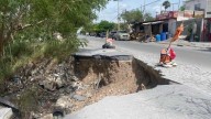 Cae automóvil en hueco, ignoran reparar socavón