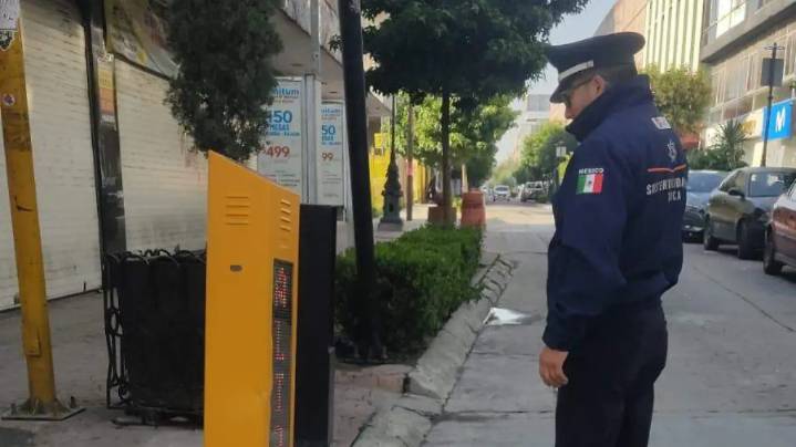 Dañan señalética del paso peatonal inteligente en Toluca