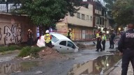 AUTO CAEN EN SOCAVÓN EN EL CHAMIZAL, ECATEPEC