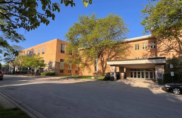 Escuela secundaria de Estados Unidos retira las puertas externas de los sanitarios por conductas inapropiadas: estudiantes exigen privacidad