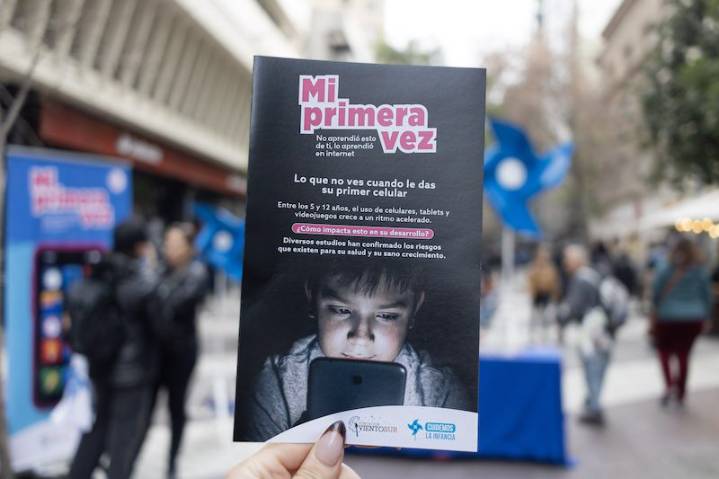 ¿A QUÉ EDAD LE DISTE SU PRIMER CELULAR? LA PREGUNTA QUE PUSO A PENSAR A PADRES, MADRES Y CUIDADORES