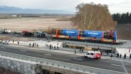 El reactor de IMPSA pasó con éxito los dos puentes y sigue su camino hacia la refinería de YPF