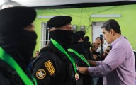 Maduro condecora 27 funcionarios por desactivar bomba en Caracas
