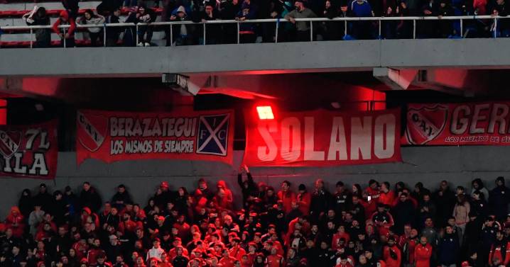 “Buscan venganza”: hinchas de la U liberados en Argentina agreden a la policía y a fanáticos de Independiente