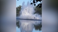 Helicóptero de bomberos se estrella en un estanque en Francia al intentar cargar agua para combatir incendio