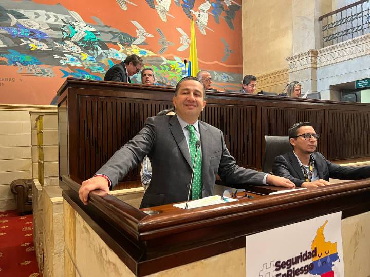 Congresista es atacado a bala. Petro ordena su evacuación