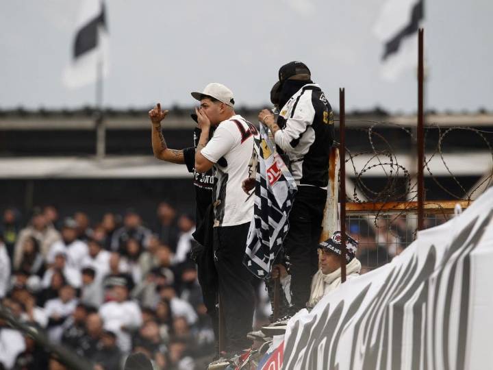 “Sostenido por un lienzo”: qué se sabe sobre la tragedia en el Estadio Monumental que enluta el Superclásico