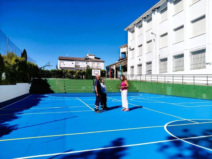 El Ayuntamiento de Ronda finaliza el acondicionamiento de la pista deportiva del colegio ‘Miguel de Cervantes’ con pavimento antideslizante