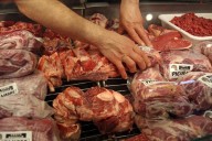 El salto del dólar empieza a sentirse en la góndola: consultoras marcan alzas en alimentos