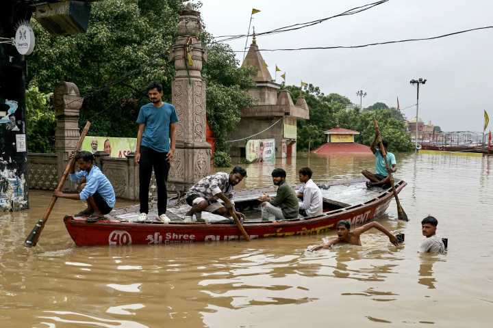 Al menos 12 muertos y caos en el norte de la India por las lluvias torrenciales