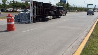 ¿Exceso de peso? Camioneta cargada de pieles se vuelca en el Libramiento Morelos de León