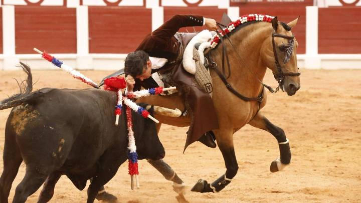Cumbre de Diego Ventura en Gijón con una gran corrida de Ribeiro Telles: a hombros junto a Joao Telles y el ganadero