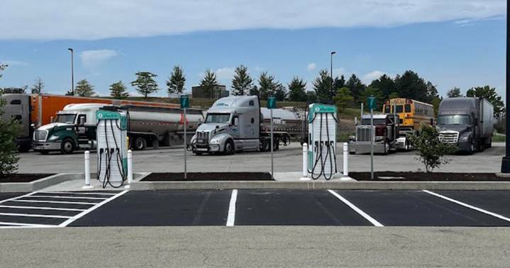 Pennsylvania Turnpike adds electric vehicle charging stations to Somerset service plazas