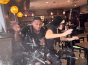 Una pareja de influencers probaba la comida de un restaurante y un auto los chocó mientras filmaban el video