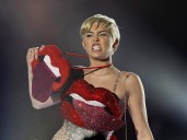 El día que Miley Cyrus apareció desnuda en un videoclip, dividió a su público y dejó atrás su imagen de chica Disney