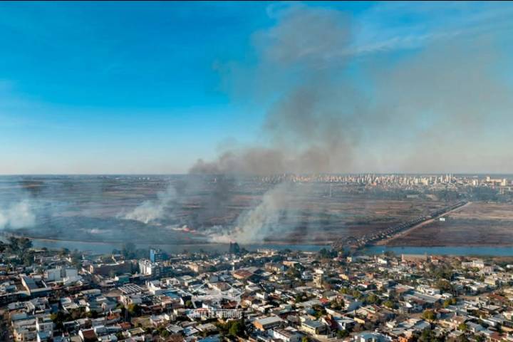 Un impresionante incendio dejó llamativas imágenes en las islas entre Santa Fe y Santo Tomé