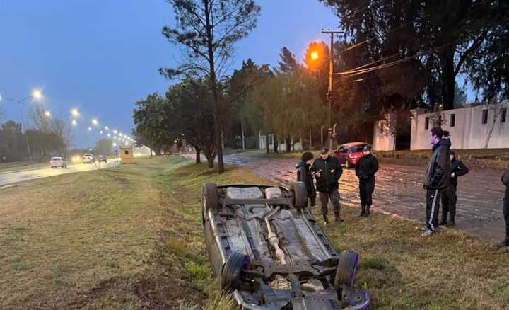 Un auto volcó en una alcantarilla sobre la avenida Perón