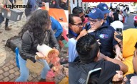 Ambulantes enfrentan a trabajadores para evitar ser desalojados junto a plaza Mítikah