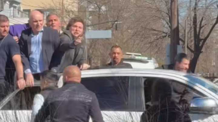 Milei discutió con una mujer desde la caravana con la que recorrió Lomas: video