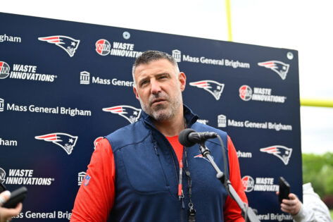 Mike Vrabel Has Earned 2 Bill Belichick Era Patriots Legends’ Respect After Jumping in Training Camp Brawl Mike Vrabel respect from two Patriots legends after showing toughness, leadership, and a whol