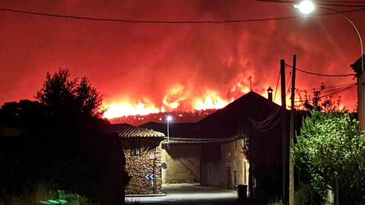 El incendio de la Valdería evoluciona favorablemente, mientras los vecinos esperan volver a sus casas