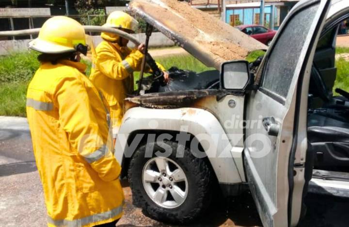 Incendio afectó el área de motor de una camioneta Cherokee cerca de La Talanquera